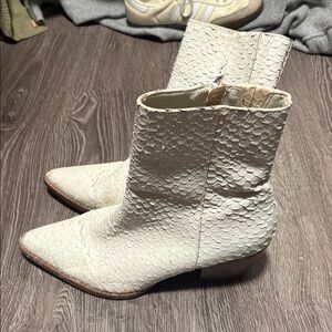 Textured White Caty Ankle Boots Matisse